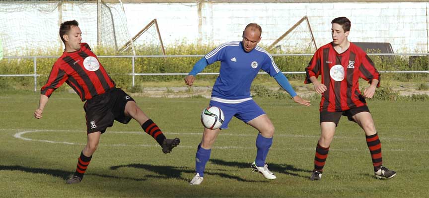 "Karraka", del CD Cuéllar Balompié, controla el balón entre dos defensas del CD Sepúlveda.