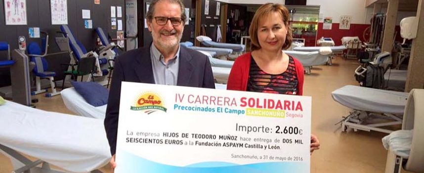 El Campo entrega el cheque de 2.600 euros de su Carrera Solidaria a Aspaym