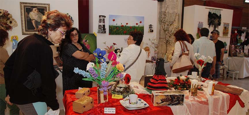 La sala Cronista Herrera acoge hasta el viernes una exposición de pintura y manualidades
