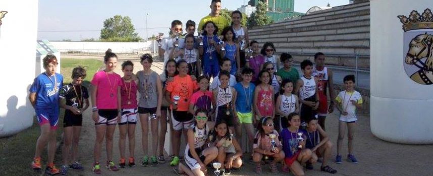Medio centenar de niños participaron en el I Triatlón de Menores Cuéllar