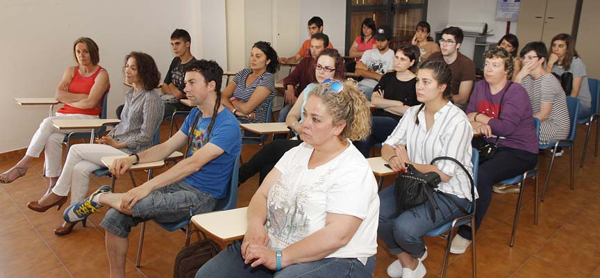 Alumnos del taller de alfabetización digital durante la presentación del curso en la sede de FEMUR