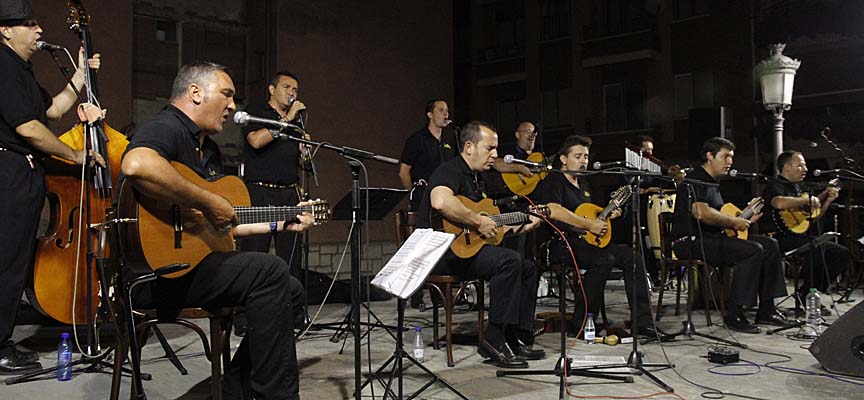 El grupo Dos Orillas durante un concierto en la plaza de la Huerta Herrera, en Cuéllar, en agosto de 2013