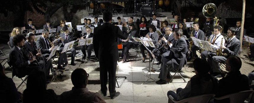 La Banda Municipal de Música desafió con sus ritmos a una fría noche de verano