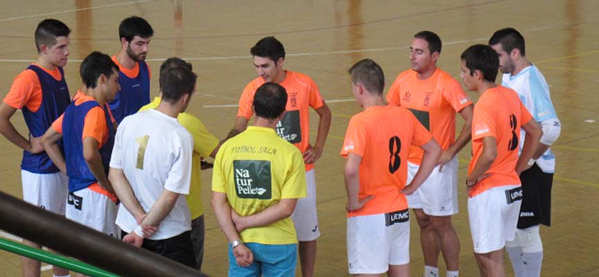Los jugadores junto al entrenador en los primeros compases de la vuelta al trabajo.