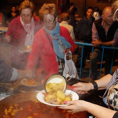 El Salvador cerró sus fiestas degustando las tradicionales patatas con carne
