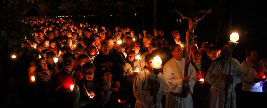 Miles de velas iluminarán el entorno del Santuario de El Henar en el Rosario de Antorchas