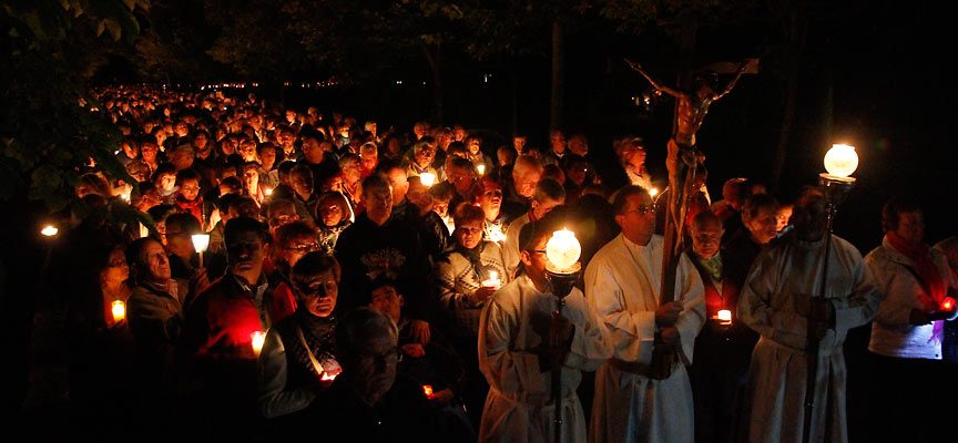 Miles de velas iluminarán el entorno del Santuario de El Henar en el Rosario de Antorchas