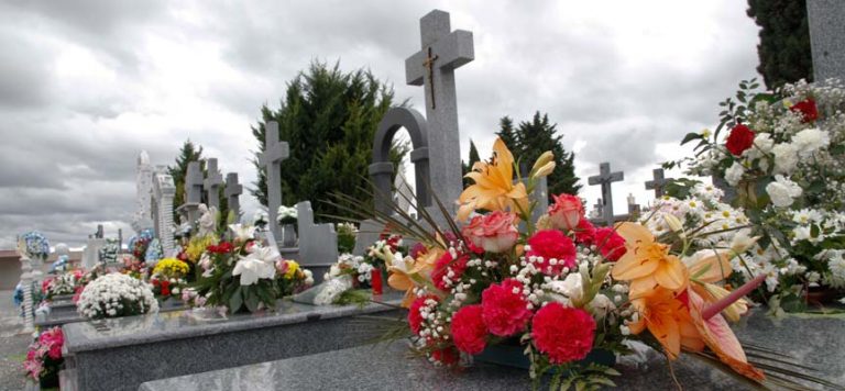 Flores y dulces en recuerdo a nuestros seres queridos