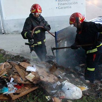 Incendio de un contenedor de papel en la Avenida Camilo José Cela de Cuéllar