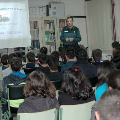 La Guardia Civil impartió una charla sobre prevención del consumo de drogas y alcohol en el instituto de Nava de la Asunción