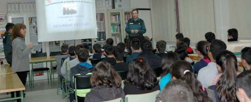 La Guardia Civil impartió una charla sobre prevención del consumo de drogas y alcohol en el instituto de Nava de la Asunción