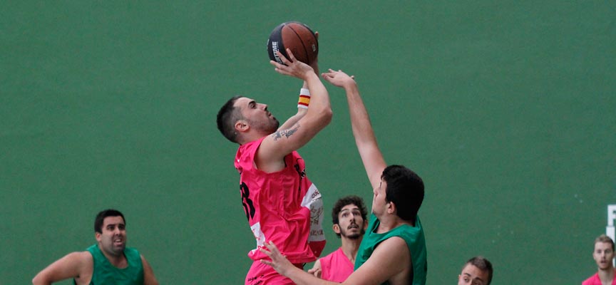 Borja Sanz, del Bocagrillo Cuéllar 2017, intenta anotar en suspensión en un partido de la liga Basketvall.