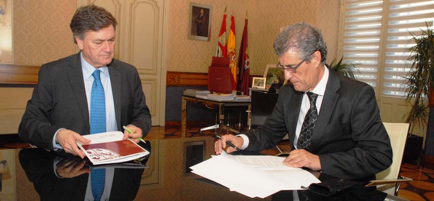 Un momento de la firma del convenio entre el presidente de la Diputación y el de los comerciantes segovianos.
