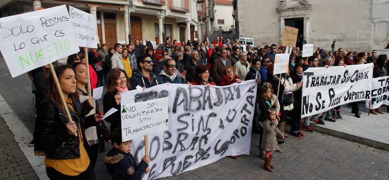 Las trabajadoras de limpieza de los colegios reclaman sus derechos ante el Ayuntamiento