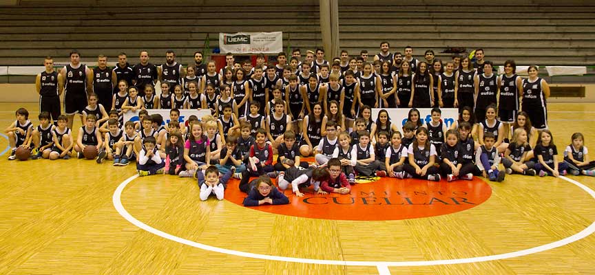 Los equipos del Club Baloncesto Cuéllar del a temporada 2016/17 posan en el polideportivo de Cuéllar.