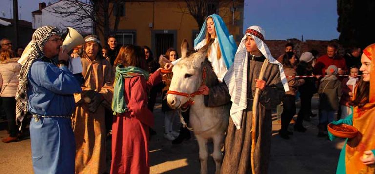 Centenares de personas recorrieron el belén viviente de Zarzuela del Pinar en su 20 aniversario