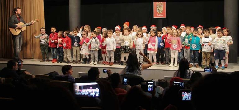 Los alumnos de infantil del colegio La Villa abren los festivales de Navidad