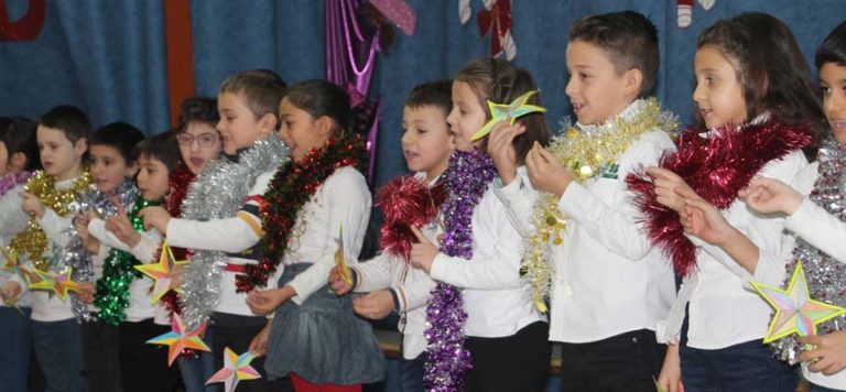 Los alumnos del colegio San Gil reciben la Navidad cantando y bailando