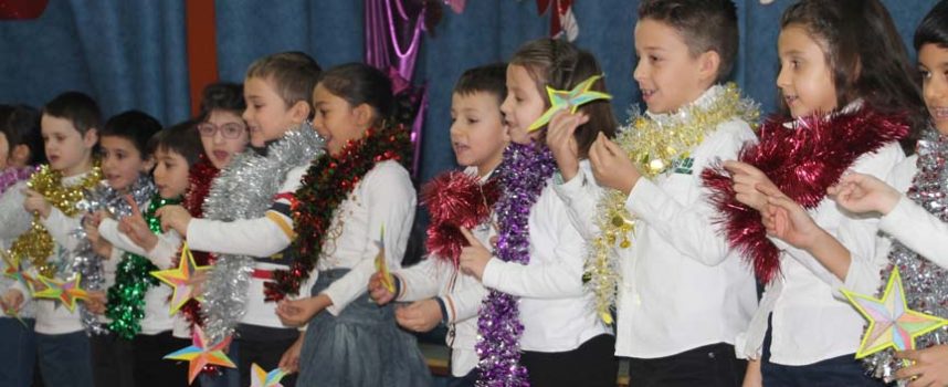 Los alumnos del colegio San Gil reciben la Navidad cantando y bailando