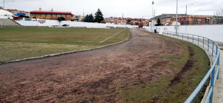 El PSOE de Cuéllar propone renovar las pistas de atletismo con pavimento sintético