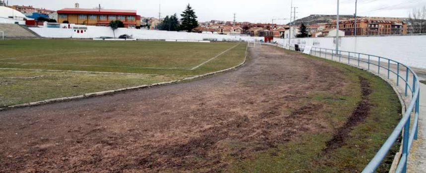 El PSOE de Cuéllar propone renovar las pistas de atletismo con pavimento sintético