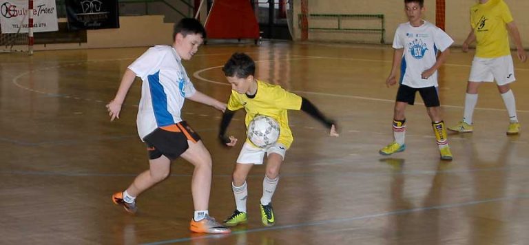 Más de una veintena de equipos participan en el torneo benéfico ‘Escuela de fútbol Futuro Cuéllar’
