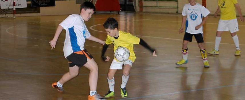 Más de una veintena de equipos participan en el torneo benéfico `Escuela de fútbol Futuro Cuéllar´