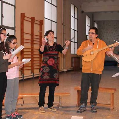 Carlos Soto y María Desbordes acercaron la música y la danza celta a los alumnos de `Teatreando con Shakespeare´