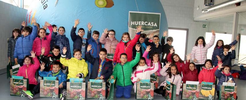 Más de un centenar de alumnos de San Gil y La Villa descubren las frutas y hortalizas con La Frutoteca de `5 al día´