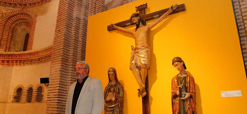 El secretario general de la Fundación Edades del Hombre junto al Calvario de la iglesia de San Andrés de Cuéllar que se expone en la de San Martín.