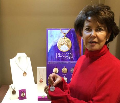 Pilar Monreal presentando las joyas.
