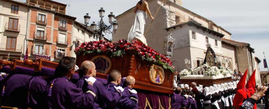 La procesión de El Encuentro pone el broche de oro a la Semana Santa cuellarana