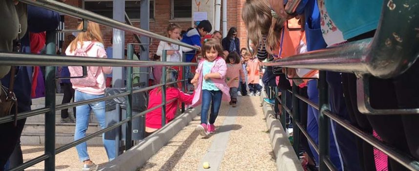 Los alumnos del CEIP San Gil disfrutan de la tradición de rodar el huevo