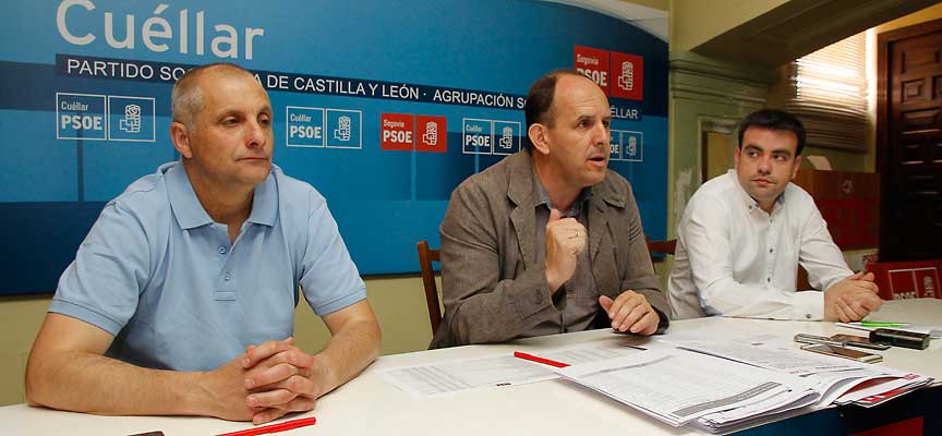 El procurador socialista junto a los ediles cuellaranos en la sede del PSOE.