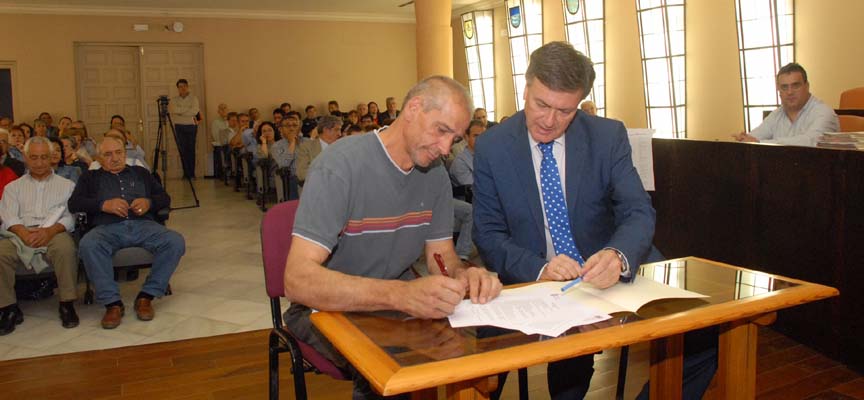 El alcalde de Campo de Cuéllar durante la firma de los convenios.