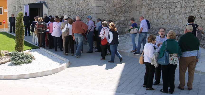 Un grupo de turistas hacen cola en la iglesia de San Andrés para visitar la exposición Reconciliare.