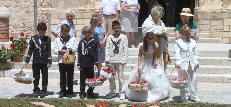 Aguilafuente celebró el Corpus con una alfombra de flores