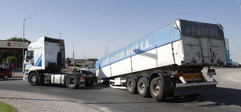 El remolque de un camión se desprende de la cabina en la antigua carretera de Segovia