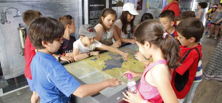 El camión de la energía muestra a los escolares sus usos y origen