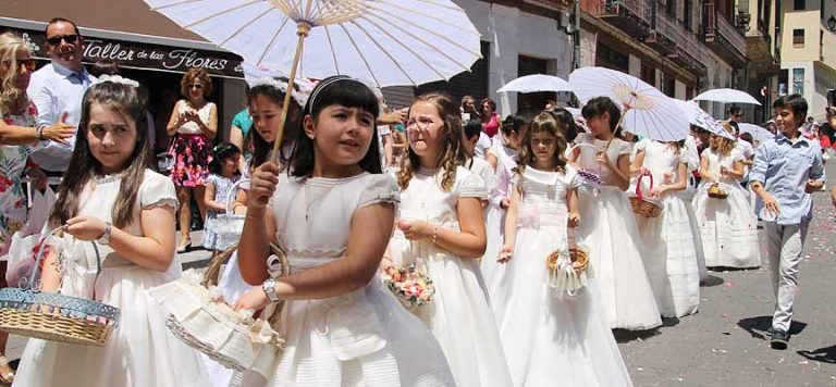 Intenso calor en la procesión del Corpus Christi de la villa