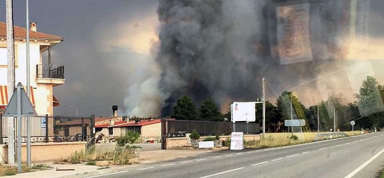 La Junta declara nivel 2 en el incendio forestal que ha llegado al núcleo urbano de Navalilla