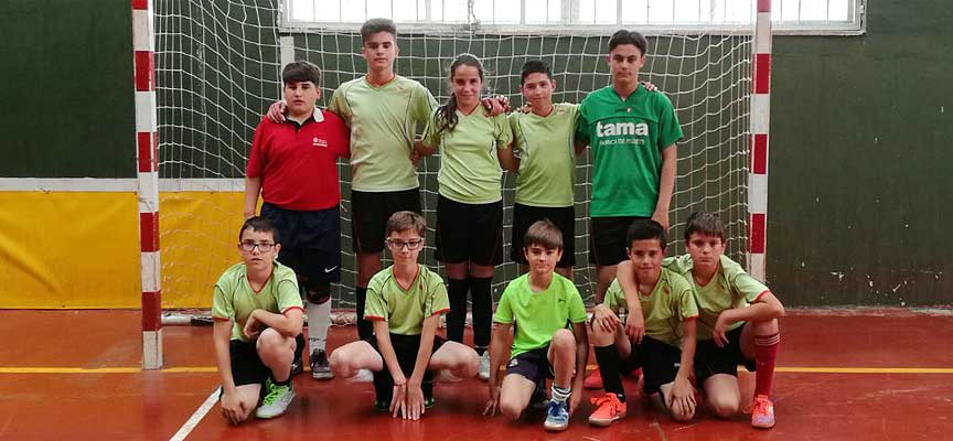 Equipo de Zarzuela del Pinar tras ganar la fase provincial de Deporte Escolar.