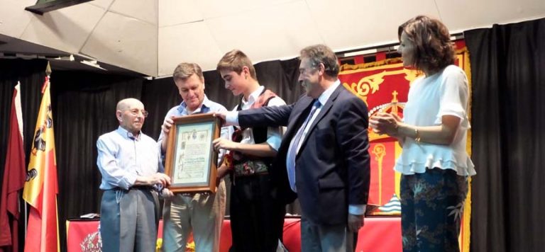 El alcalde y los danzantes Dionisio Pérez y Jorge Sanz reciben la declaración de la Octava del Corpus como Manifestación de Interés Cultural