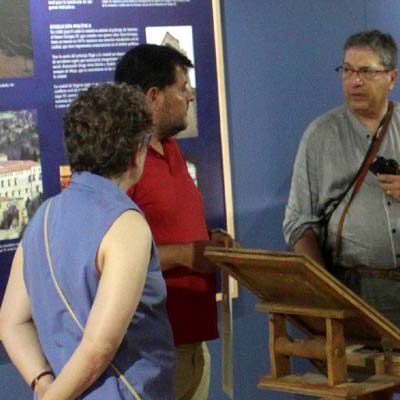 La exposición sobre el Sinodal y la primera imprenta recibió la visita de unos hispanistas canadienses