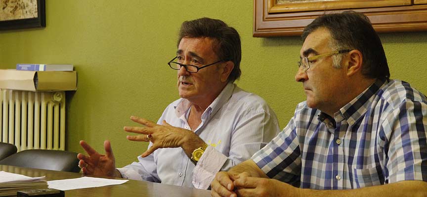El alcalde de Cuéllar, Jesús García (izquierda) y el concejal de Festejos, Luis Senovilla.