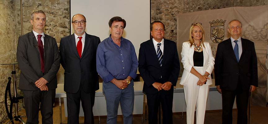 Miembros del Consejo Consultivo junto al alcalde de Cuéllar en el Palacio de Pedro I.