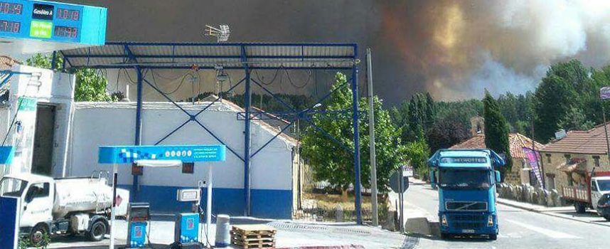 El incendio de Navalilla se reactiva y obliga a desalojar a los vecinos de Cobos de Fuentidueña