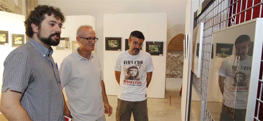 De izquierda a derecha, José Sarrión, Miguel Ángel Gómez y Alberto Castaño, visitando la exposición del Cegafest.