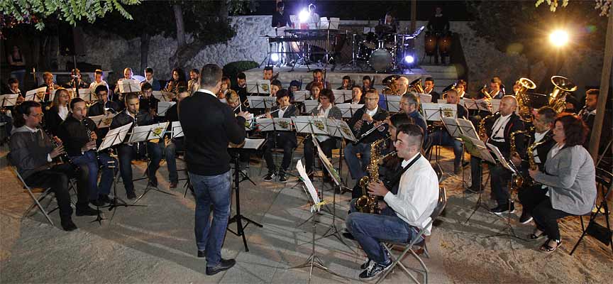 La Banda de Música durante su actuación en el patio de Las Tenerías.