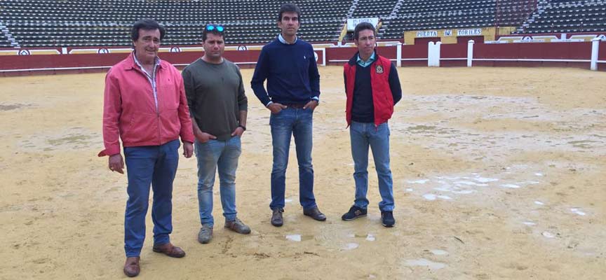 Sergio Galán y Mario Pérez Langa junto al alcalde y el presidente de la plaza en el ruedo.